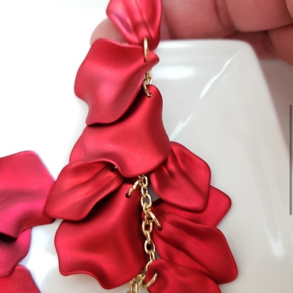 Floral Elegant long red rose petals - Picture 7 of 9